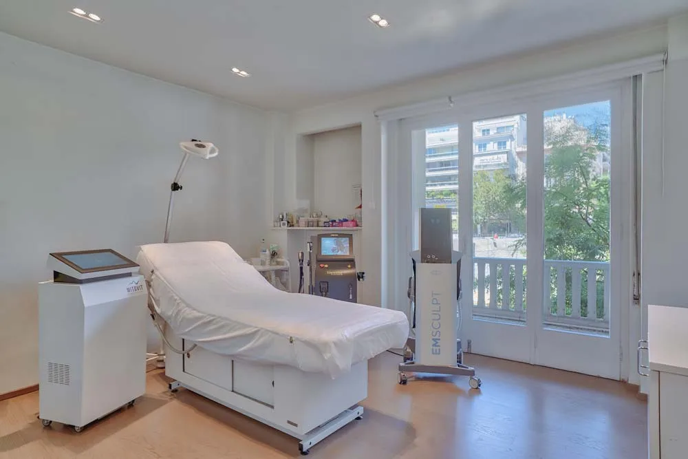 Εξοπλισμένος χώρος ιατρικών θεραπειών στο ιατρείο